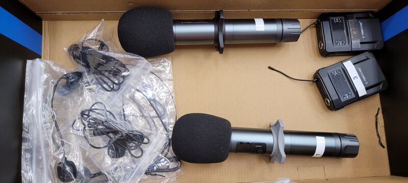 File:Contents of wireless mic box.jpg