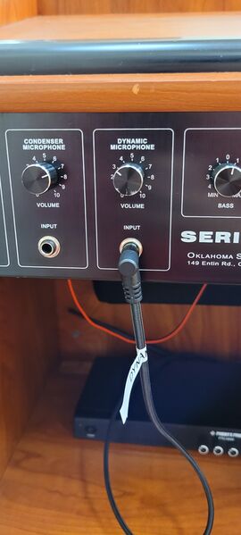 File:Plug wireless reciever into amp.jpg